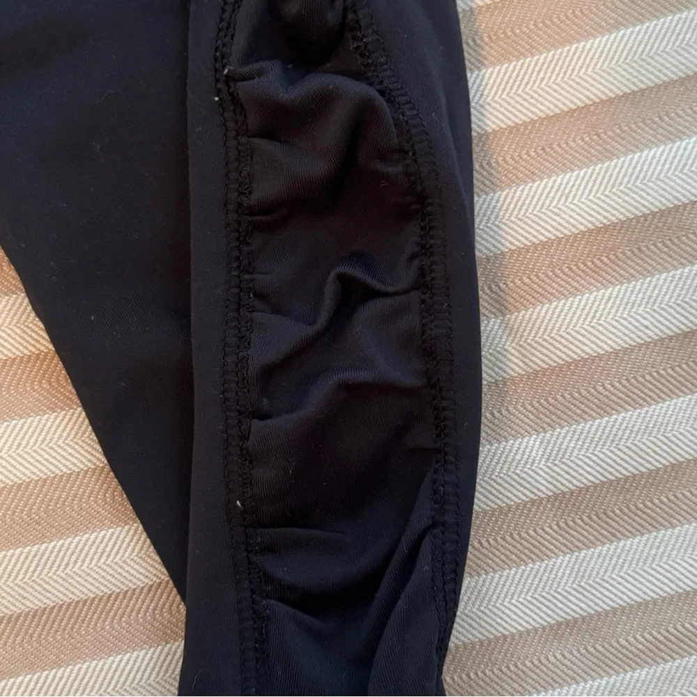 New Balance Women's Black Cropped Leggings with Ruching on the Legs - Picture 4 of 4
